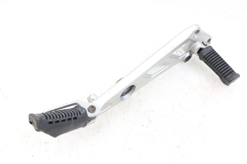 photo de VOETSTEUNPLAAT VOOR RECHTS VOORAN HYOSUNG GF 125 (2001 - 2005) - Detail van het onderdeel