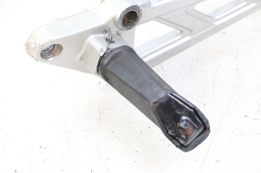 photo de VOETSTEUNPLAAT VOOR RECHTS VOORAN HYOSUNG GF 125 (2001 - 2005) - Andere kijkhoek