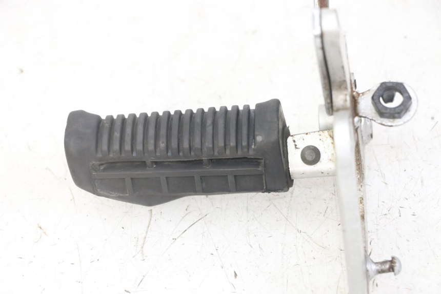 photo de VOETSTEUNPLAAT VOOR RECHTS VOORAN SUZUKI GS GSE 500 (2001 - 2003) - Gecontroleerd onderdeel