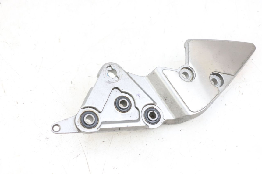 photo de VOETSTEUNPLAAT VOOR RECHTS VOORAN SUZUKI GSF N BANDIT 600 (1996 - 1999) - Detail van het onderdeel