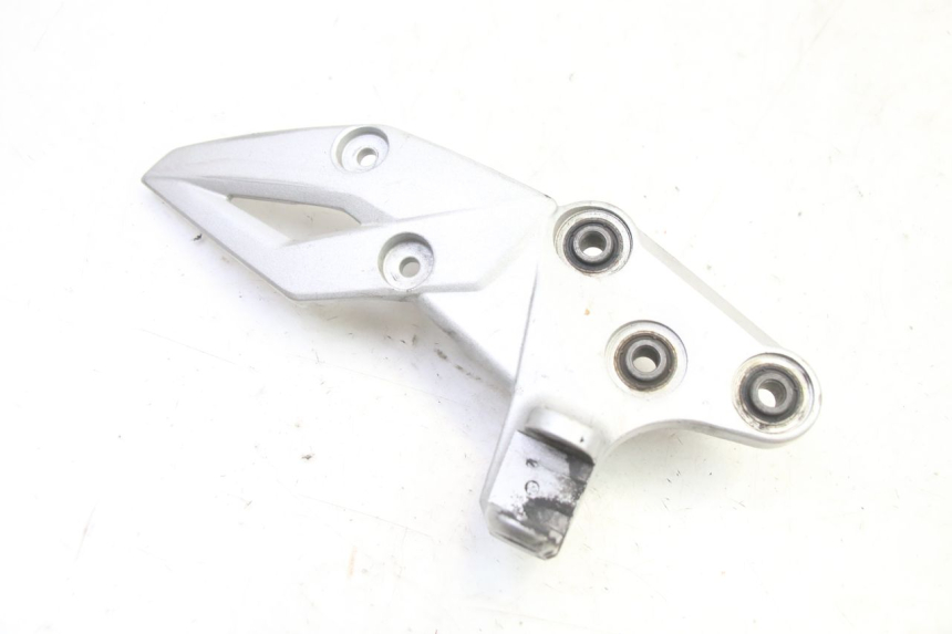 photo de VOETSTEUNPLAAT VOOR RECHTS VOORAN SUZUKI GSR 750 (2011 - 2017) - Hoofdaanzicht