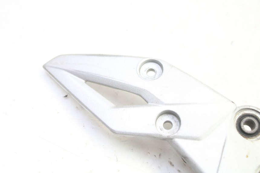 photo de VOETSTEUNPLAAT VOOR RECHTS VOORAN SUZUKI GSR 750 (2011 - 2017) - Detail van het onderdeel