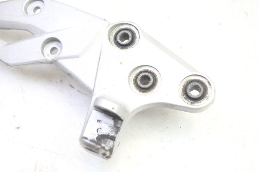 photo de VOETSTEUNPLAAT VOOR RECHTS VOORAN SUZUKI GSR 750 (2011 - 2017) - Zoom op gebruiksstaat