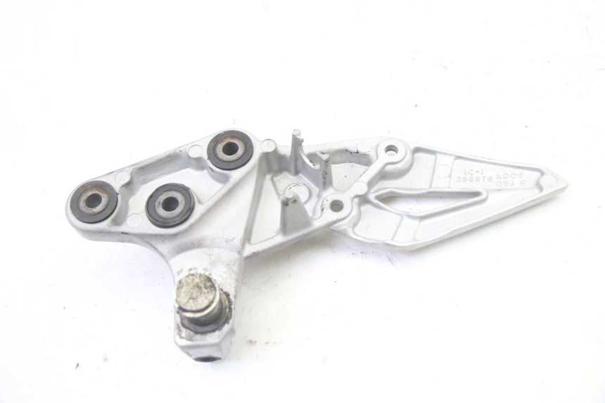 photo de VOETSTEUNPLAAT VOOR RECHTS VOORAN SUZUKI GSR 750 (2011 - 2017) - Technische close-up