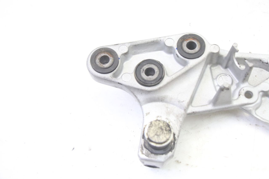 photo de VOETSTEUNPLAAT VOOR RECHTS VOORAN SUZUKI GSR 750 (2011 - 2017) - Overzicht