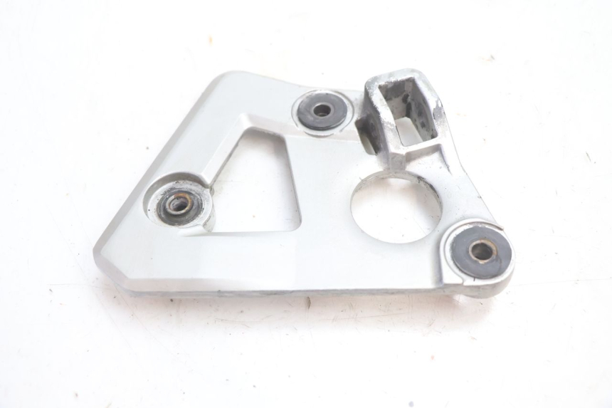 photo de VOETSTEUNPLAAT VOOR RECHTS VOORAN SUZUKI GSX F GSXF 750 (1988 - 1998) - Detail van het onderdeel