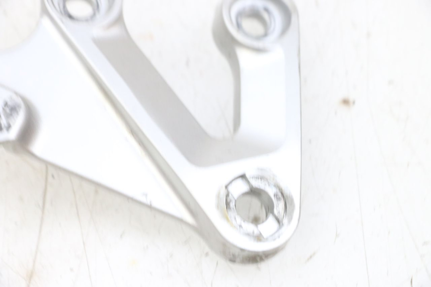 photo de VOETSTEUNPLAAT VOOR RECHTS VOORSTE SUZUKI GSXR GSX-R 1000 (2003 - 2004) - Detail van het onderdeel