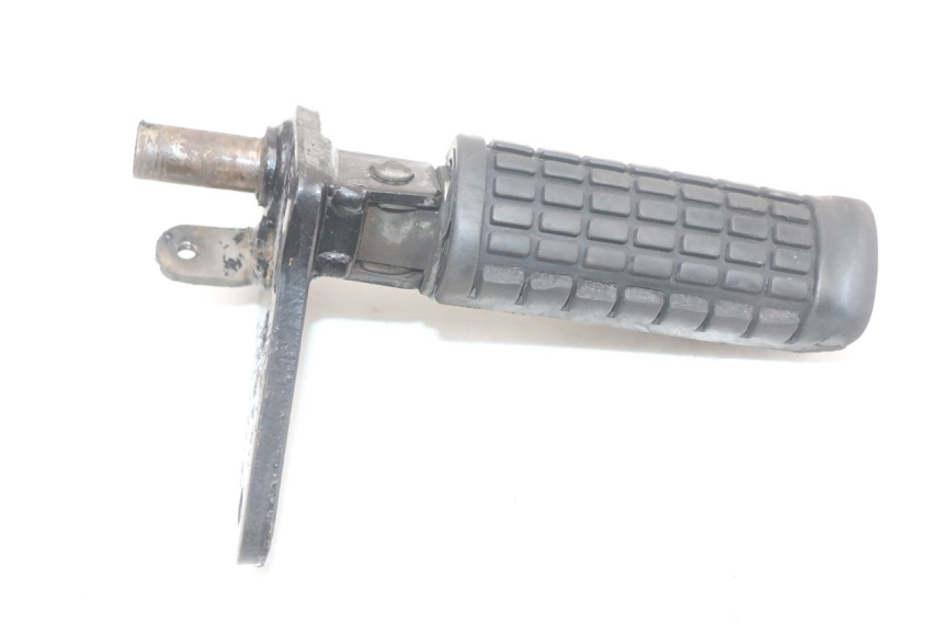 photo de VOETSTEUNPLAAT VOOR RECHTS VOORAN SUZUKI GZ MARAUDER 125 (1998 - 2004) - Detail van het onderdeel