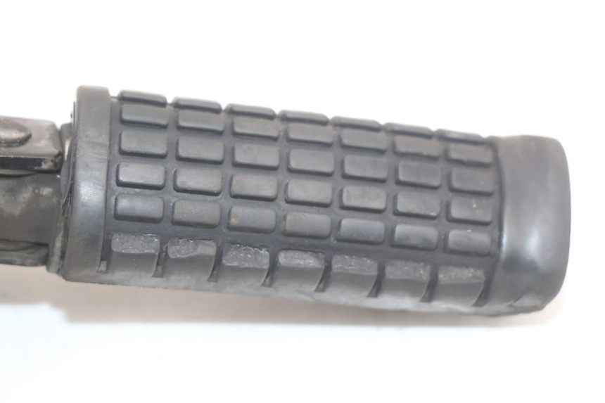 photo de VOETSTEUNPLAAT VOOR RECHTS VOORAN SUZUKI GZ MARAUDER 125 (1998 - 2004) - Zoom op gebruiksstaat