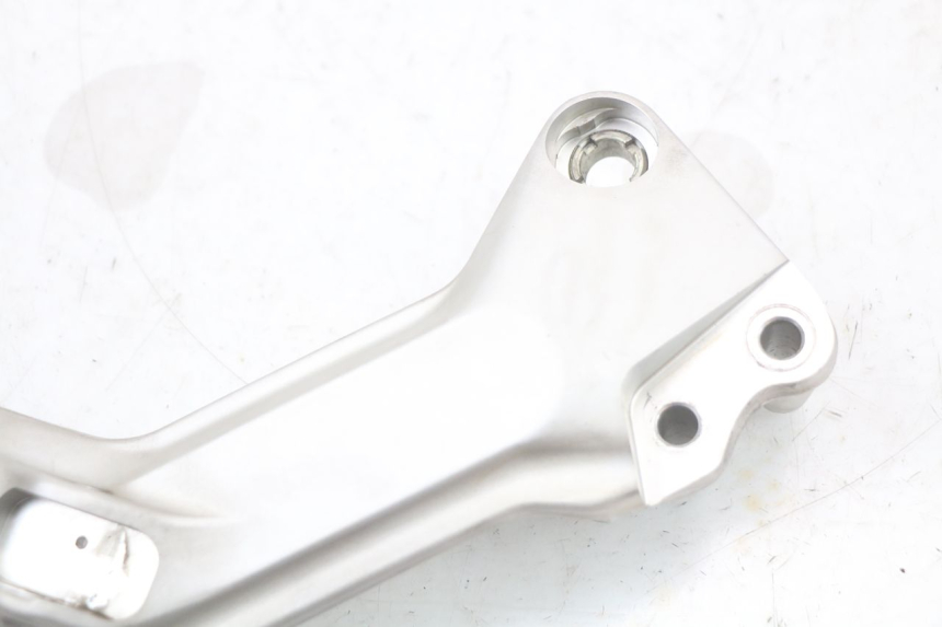 photo de VOETSTEUNPLAAT VOOR RECHTS VOORAN HUSQVARNA SVARTPILEN 401 (2018 - 2023) - Andere kijkhoek