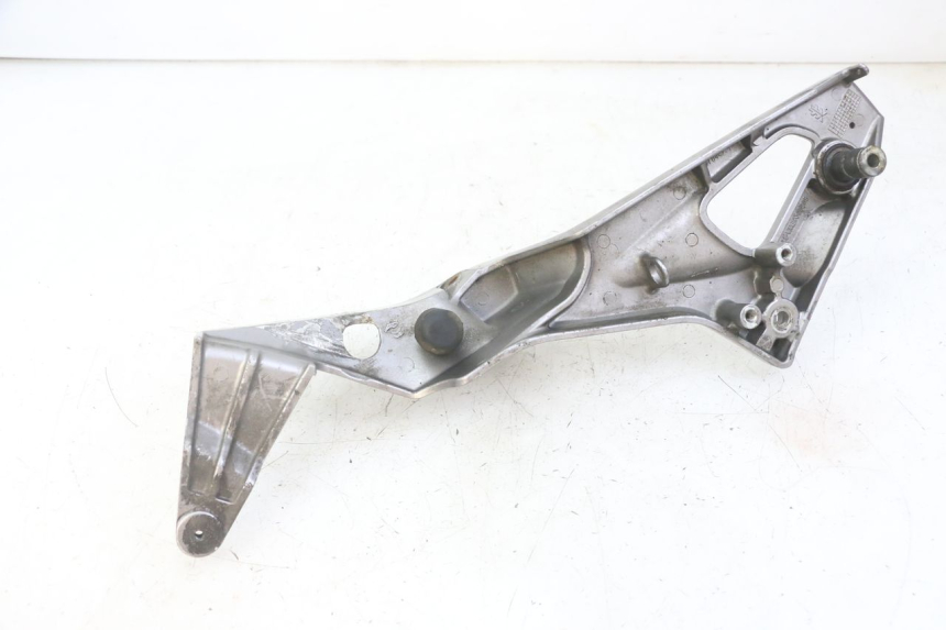 photo de VOETSTEUNPLAAT VOOR RECHTS VOORSTE HONDA NTV DEAUVILLE ABS 700 (2007 - 2016) - Technische close-up