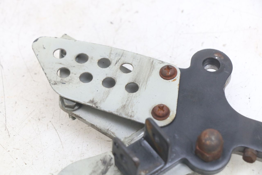 photo de VOETSTEUNPLAAT VOOR RECHTS VOORAN YAMASAKI ROADSTER 50 (2013 - 2018) - Detail van het onderdeel