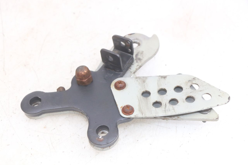 photo de VOETSTEUNPLAAT VOOR RECHTS VOORAN YAMASAKI ROADSTER 50 (2013 - 2018) - Andere kijkhoek