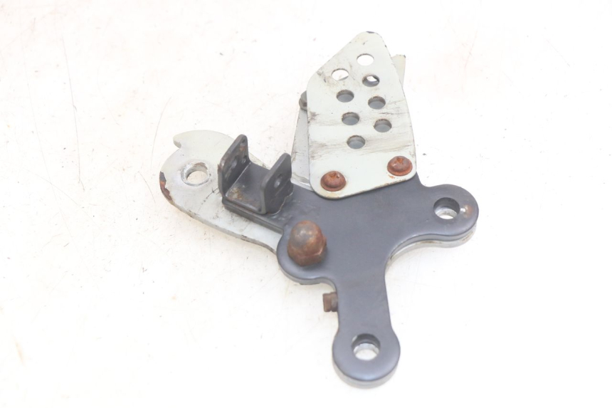 photo de VOETSTEUNPLAAT VOOR RECHTS VOORAN YAMASAKI ROADSTER 50 (2013 - 2018) - Technische close-up