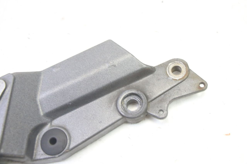 photo de VOETSTEUNPLAAT VOOR RECHTS VOORAN TRIUMPH SPRINT 900 (1995 - 1998) - Zoom op gebruiksstaat