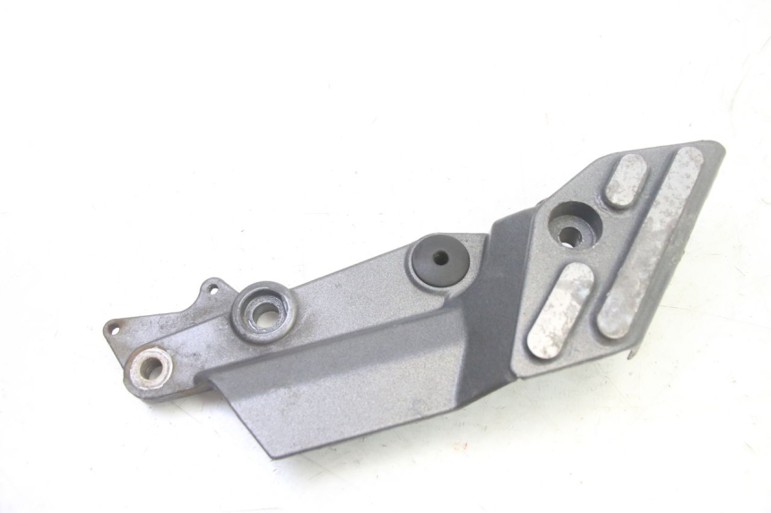 photo de VOETSTEUNPLAAT VOOR RECHTS VOORAN TRIUMPH SPRINT 900 (1995 - 1998) - Andere kijkhoek