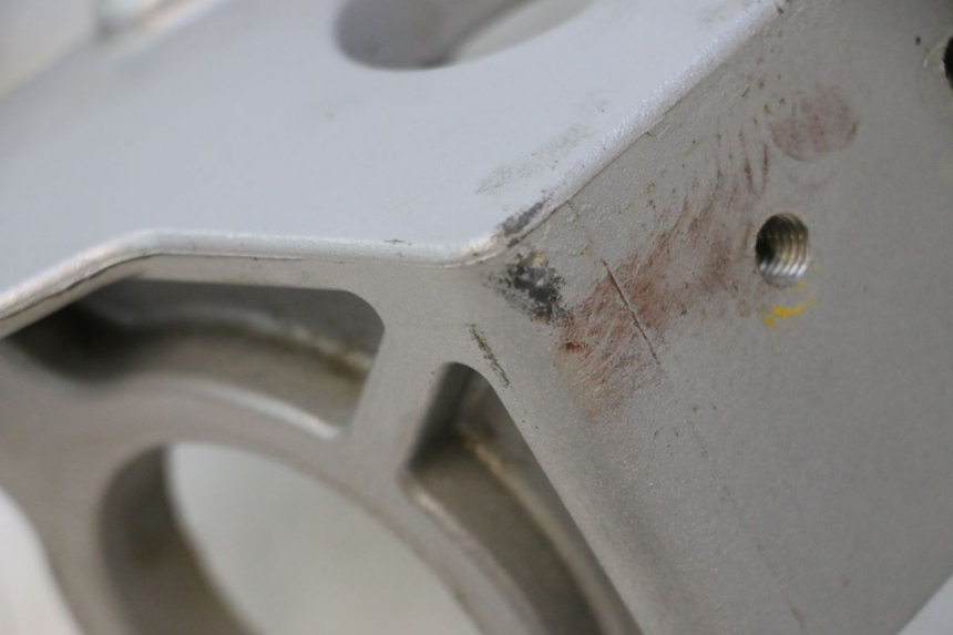photo de VOETSTEUNPLAAT VOOR RECHTS VOOR CAN-AM SPYDER RS 1000 (2008 - 2012) - Detail van het onderdeel