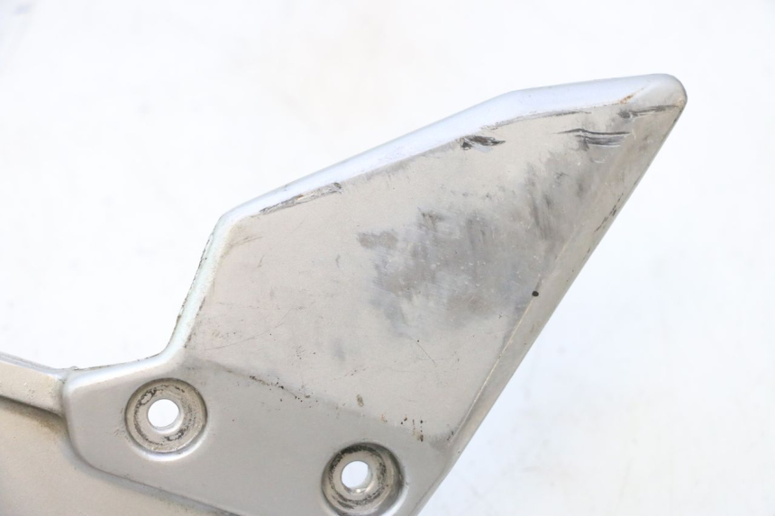 photo de VOETSTEUNPLAAT VOOR RECHTS VOORSTE SUZUKI SV S 650 (2003 - 2009) - Detail van het onderdeel