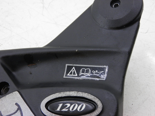 photo de VOETSTEUNPLAAT VOOR RECHTS VOORAN TRIUMPH TROPHY 1200 (1996 - 2003) - Detail van het onderdeel