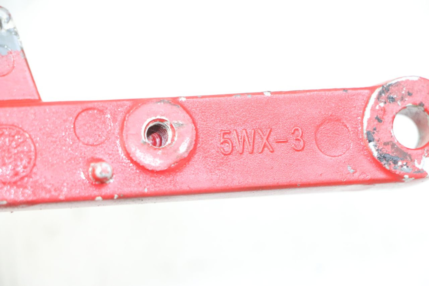 photo de VOETSTEUNPLAAT VOOR RECHTS VOORSTE YAMAHA TZR 50 (2008 - 2016) - Detail van het onderdeel