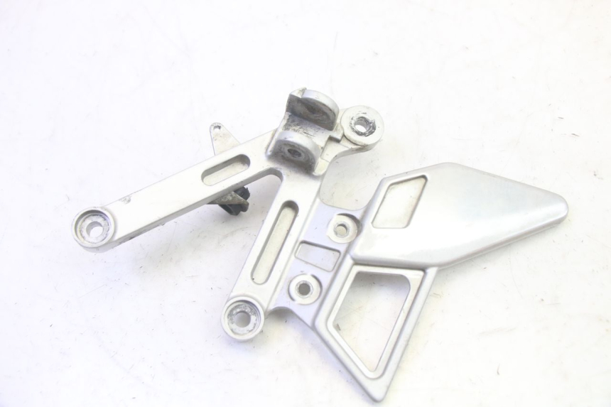 photo de VOETSTEUNPLAAT VOOR RECHTS VOORSTE YAMAHA TZR 50 (2008 - 2016) - Detail van het onderdeel