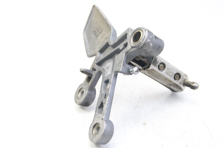 photo de VOETSTEUNPLAAT VOOR RECHTS VOORAN SYM WOLF SB 125 (2011 - 2018) - Detail van het onderdeel