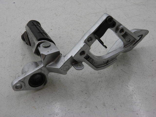 photo de VOETSTEUNPLAAT VOOR RECHTS VOORAN YAMAHA FJR 1300 (2004 - 2005) - Detail van het onderdeel