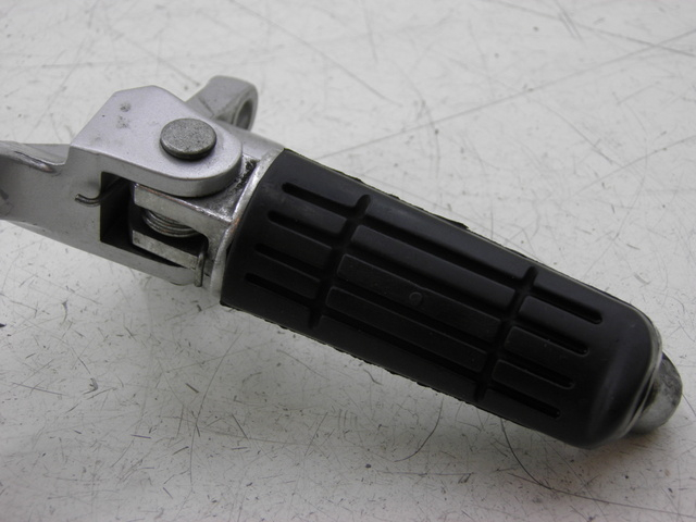 photo de VOETSTEUNPLAAT VOOR RECHTS VOORAN YAMAHA FJR 1300 (2004 - 2005) - Technische close-up