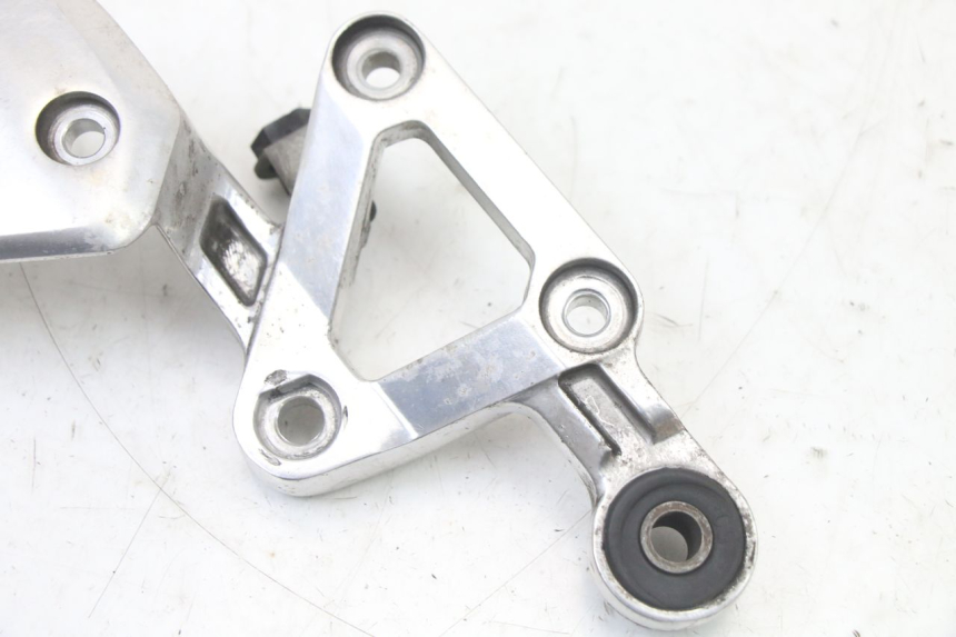 photo de VOETSTEUNPLAAT VOOR RECHTS VOORAN YAMAHA FZS FAZER 600 (2001 - 2003) - Zoom op gebruiksstaat