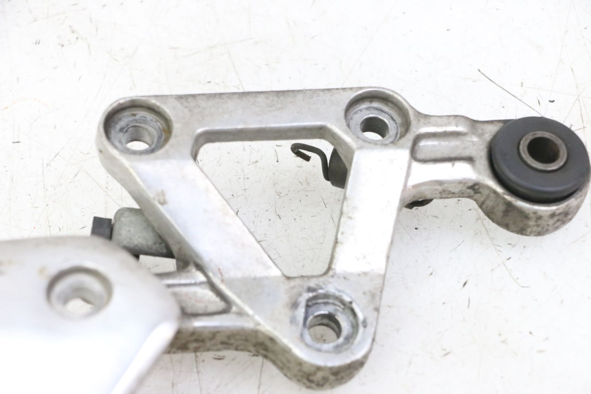 photo de VOETSTEUNPLAAT VOOR RECHTS VOORAN YAMAHA FZS FAZER 600 (2001 - 2003) - Technische close-up