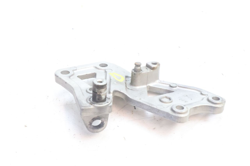 photo de VOETSTEUNPLAAT VOOR RECHTS VOOR KAWASAKI ZZR 600 (1995 - 2004) - Andere kijkhoek