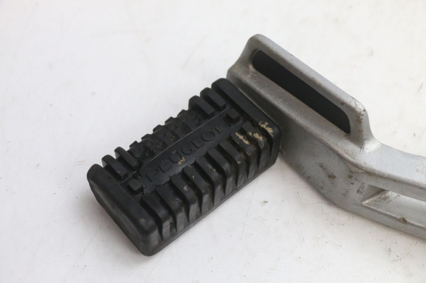 photo de VOETSTEUNPLAAT VOOR LINKS PEUGEOT 103 SPX CLIP 50 (1989 - 1992) - Detail van het onderdeel