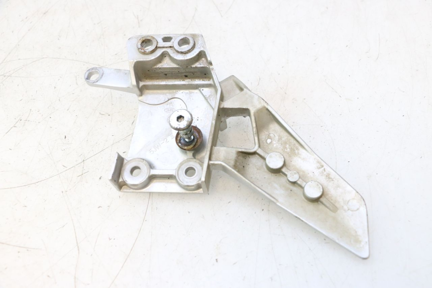 photo de LINKER VOORSTE VOETSTEUNPLAAT YAMAHA FJR 1300 (2001 - 2005) - Detail van het onderdeel