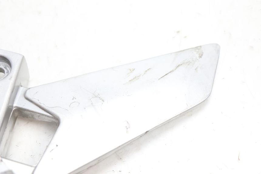 photo de LINKER VOORSTE VOETSTEUNPLAAT YAMAHA FJR 1300 (2001 - 2005) - Detail van het onderdeel
