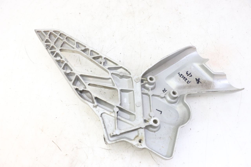 photo de VOETSTEUNPLAAT VOOR LINKS BMW G310 R 310 (2016 - 2020) - Detail van het onderdeel