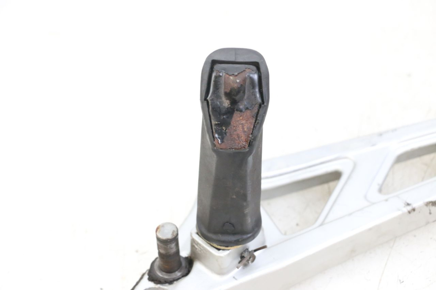 photo de VOETSTEUNPLAAT VOOR LINKS HYOSUNG GF 125 (2001 - 2005) - Zoom op gebruiksstaat