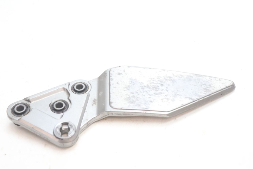 photo de VOORSTE LINKER VOETSTEUNPLAAT SUZUKI GSF N BANDIT 1200 (2001 - 2005) - Detail van het onderdeel