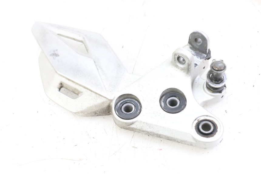 photo de VOETSTEUNPLAAT VOOR LINKS SUZUKI GSR 750 (2011 - 2017) - Detail van het onderdeel