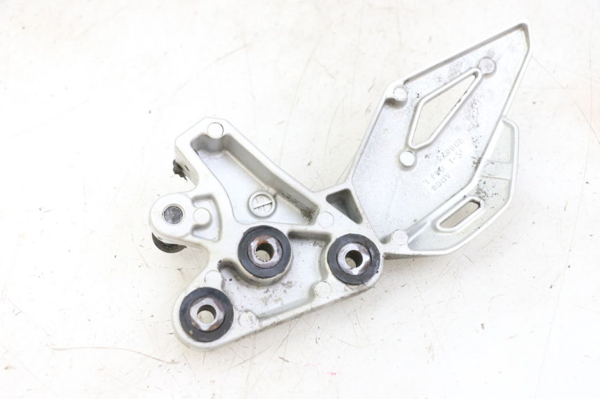 photo de VOETSTEUNPLAAT VOOR LINKS SUZUKI GSR 750 (2011 - 2017) - Technische close-up