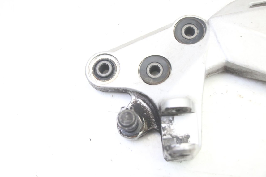 photo de VOETSTEUNPLAAT VOOR LINKS SUZUKI GSR 750 (2011 - 2017) - Detail van het onderdeel