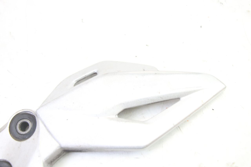 photo de VOETSTEUNPLAAT VOOR LINKS SUZUKI GSR 750 (2011 - 2017) - Zoom op gebruiksstaat