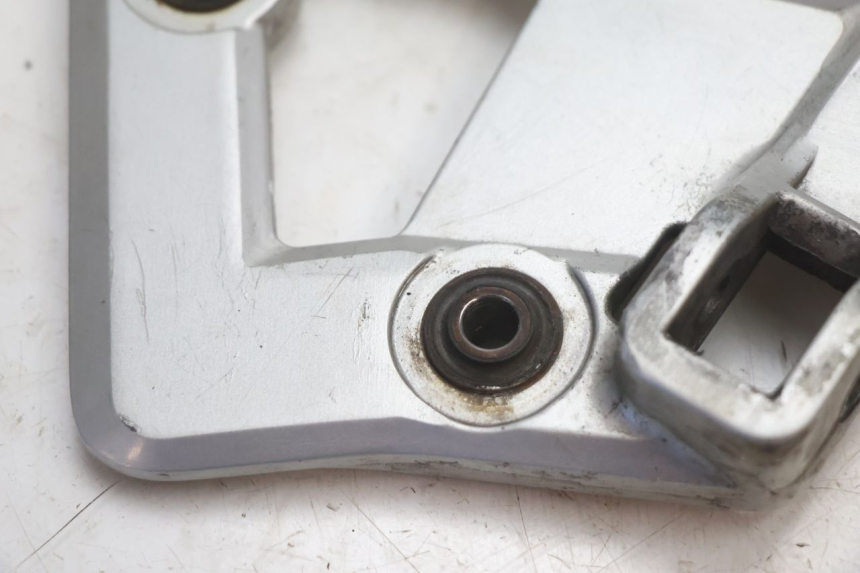 photo de VOETSTEUNPLAAT VOOR LINKS SUZUKI GSX F GSXF 750 (1988 - 1998) - Detail van het onderdeel