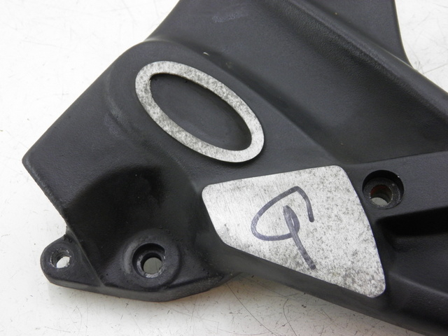photo de VOETSTEUNPLAAT VOOR LINKS VOORAN TRIUMPH TROPHY 1200 (1996 - 2003) - Detail van het onderdeel