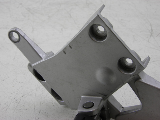 photo de VOETSTEUNPLAAT VOOR LINKS YAMAHA FJR 1300 (2004 - 2005) - Bevestigingspunten