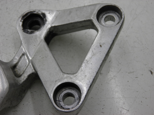 photo de VOETSTEUNPLAAT VOOR LINKS YAMAHA FZS FAZER 600 (1998 - 2001) - Detail van het onderdeel