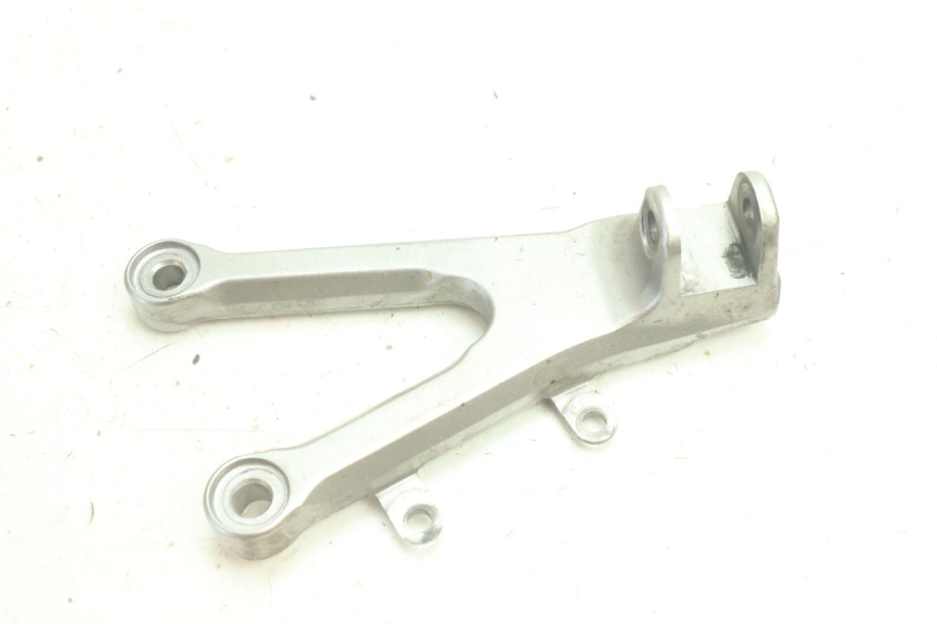 photo de LINKER VOORSTE VOETSTEUNPLAAT YAMAHA YZF R6 600 (2008 - 2009) - Detail van het onderdeel