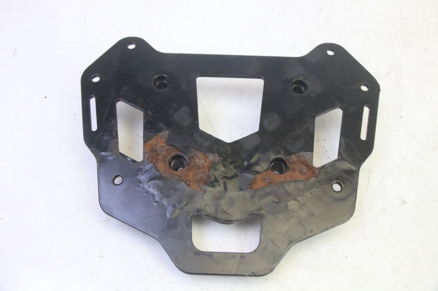 photo de TOPCASE PLAAT PIAGGIO MP3 HPE 350 (2018 - 2020) - Detail van het onderdeel