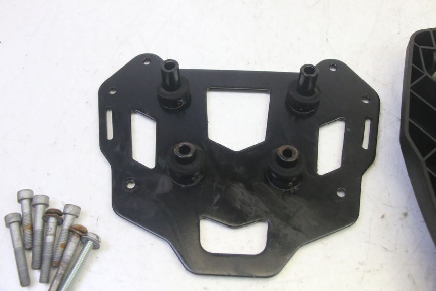 photo de TOPCASE PLAAT PIAGGIO MP3 HPE 350 (2018 - 2020) - Bevestigingspunten