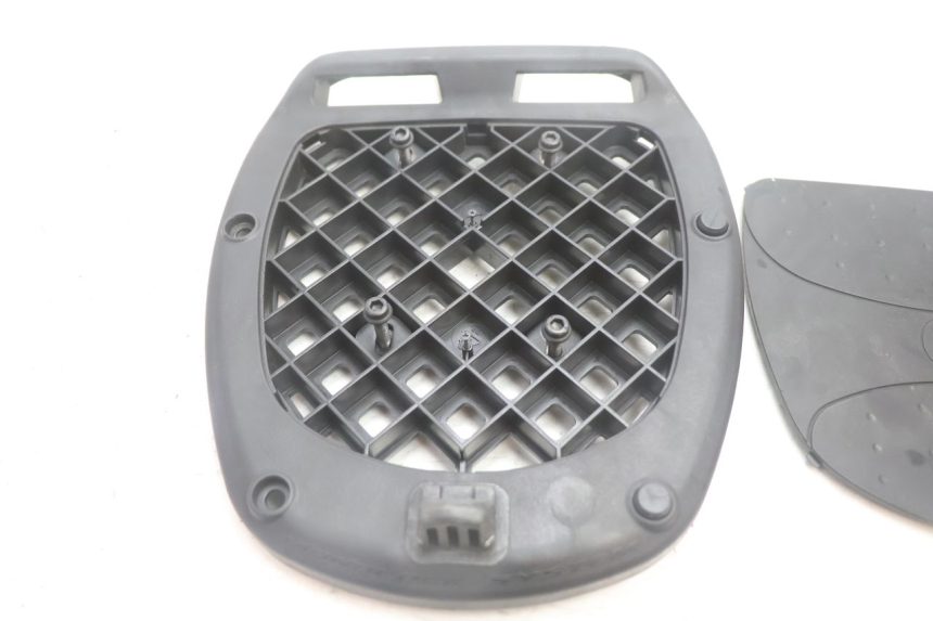 photo de TOP CASE PLAAT PEUGEOT SATELIS 125 (2013 - 2018) - Detail van het onderdeel