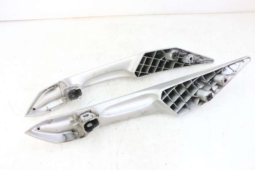 photo de ACHTERHANDVAT PEUGEOT SATELIS 125 (2010 - 2012) - Bevestigingspunten